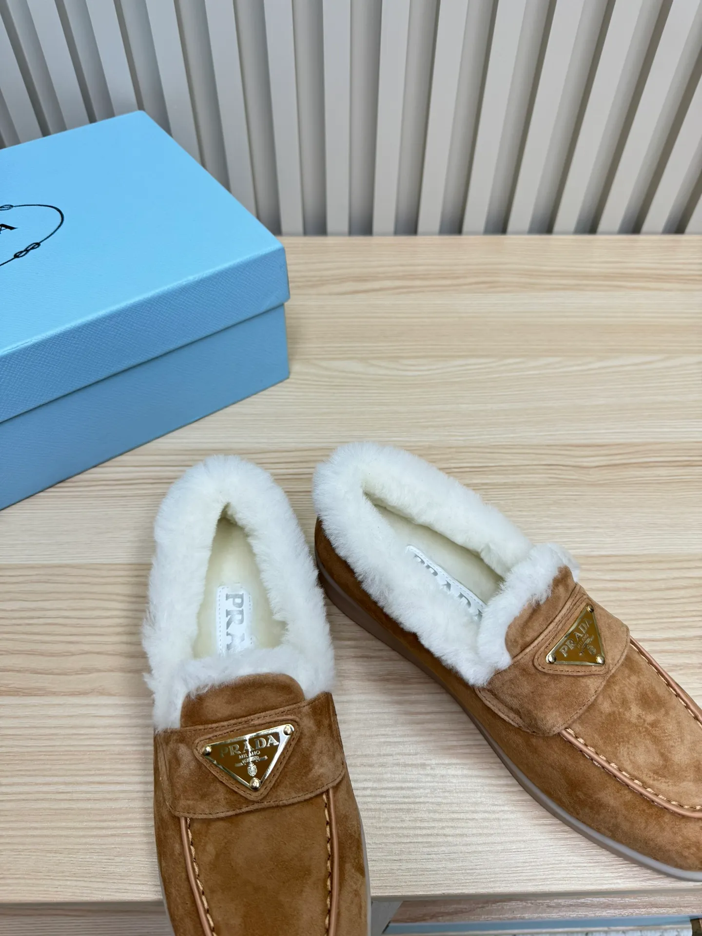 p580 Prada couple loafers｜Winter warmth and good looks at the same time online❄️👫 This is the C position of the shoe cabinet this autumn and winter! Prada's new couple's loafers are high-end yet still stylish~ ✨Imported frosted cowhide fabric, exquisite texture and high-end at first glance 🐑Australian imported sheepskin fur integrated lining, maximum warmth retention! It is also super warm to wear in winter in the north. 🔺The classic triangle logo embellishes the upper, which is simple and elegant, with perfect recognition. 💯Original TPU absorbent film outsole, non-slip, wear-resistant and durable. A must-have item for couples to go out on the street! The upper foot instantly enhances the overall outfit level, whether it is paired with a coat or a down jacket, it looks great ~ #Prada Loafers #coupleshoesrecommend #wintermusthaveshoes #luxurywear Outfit Fabric: Imported two-layer frosted cowhide Lining: Sheepskin imported from Australia One piece Outsole: Original Tpu absorbent film outsole Female size: 35~41 (customized in 41) Male size: 39~45 (customized in 45)
